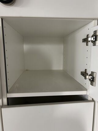 Lockerkasten met cijferslot en vergadertafels